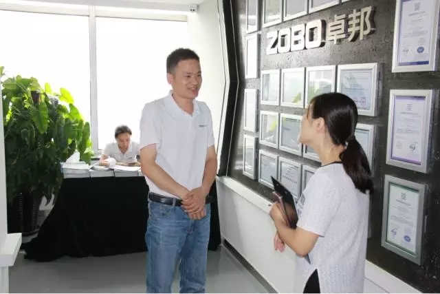 培训伙伴对草莓APP下载安装新品比较满意，与业务经理沟通